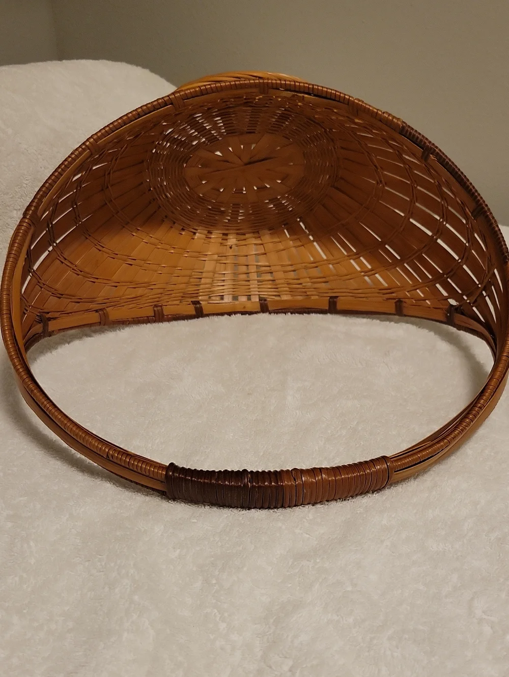 Vintage Woven Decorative Wicker Rattan Boat Shaped Basket & Handle Honey Brown.